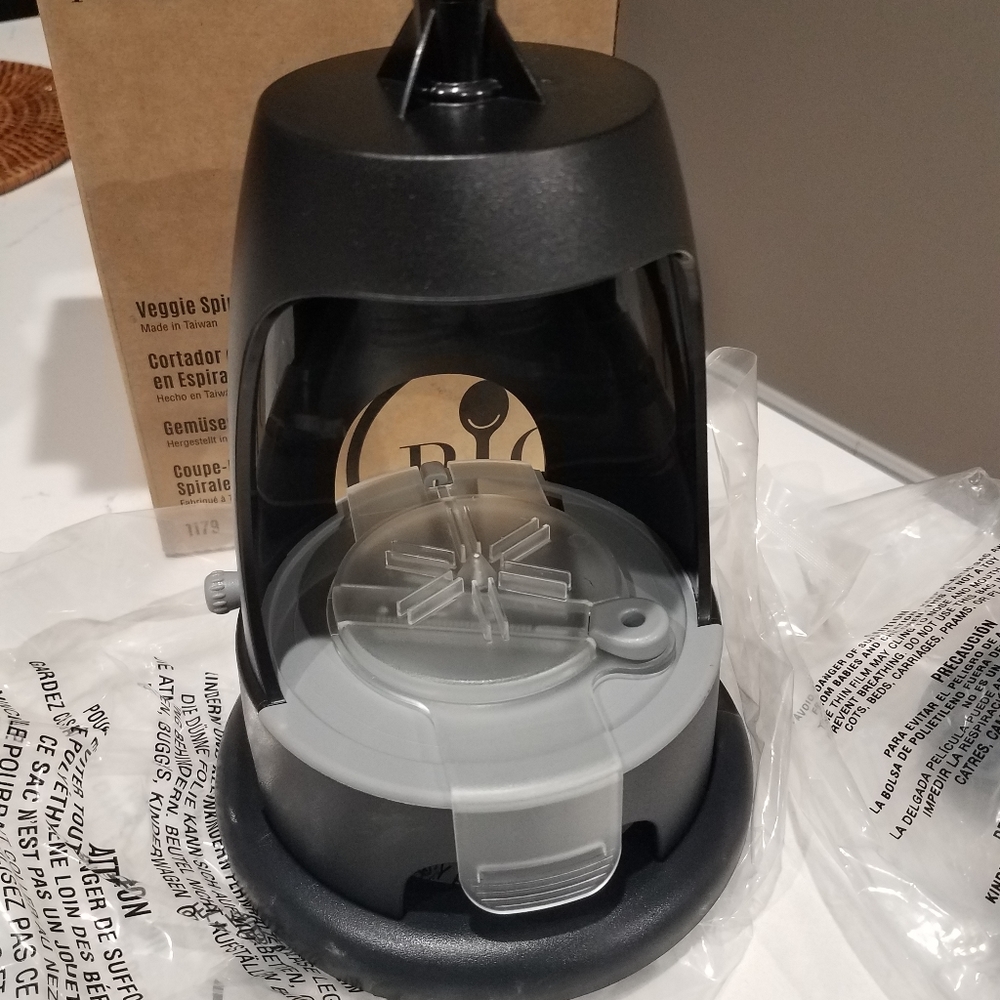 Pampered Chef Veggie Spiralizer - Picture 7 of 12